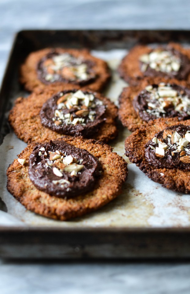 Almond cookies with vegan chocolate frosting - A tasty love story 