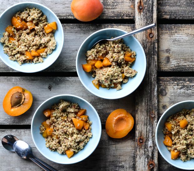 Raw Apricot Crumble - A tasty love story