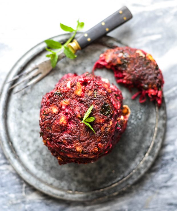 Beetroot patties with feta and fresh mint - A tasty love story