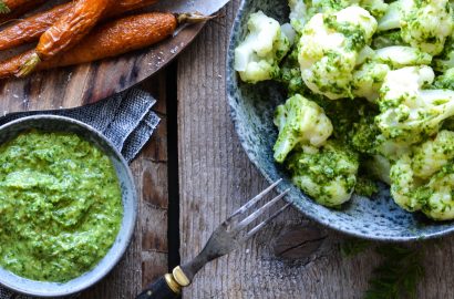 Baked carrots with top pesto and steamed cauliflower - A tasty love story