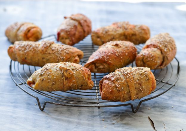 Sausage rolls filled with carrots, seeds and whole grains - a tasty love story