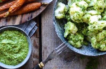 Baked carrots with top pesto and steamed cauliflower - A tasty love story