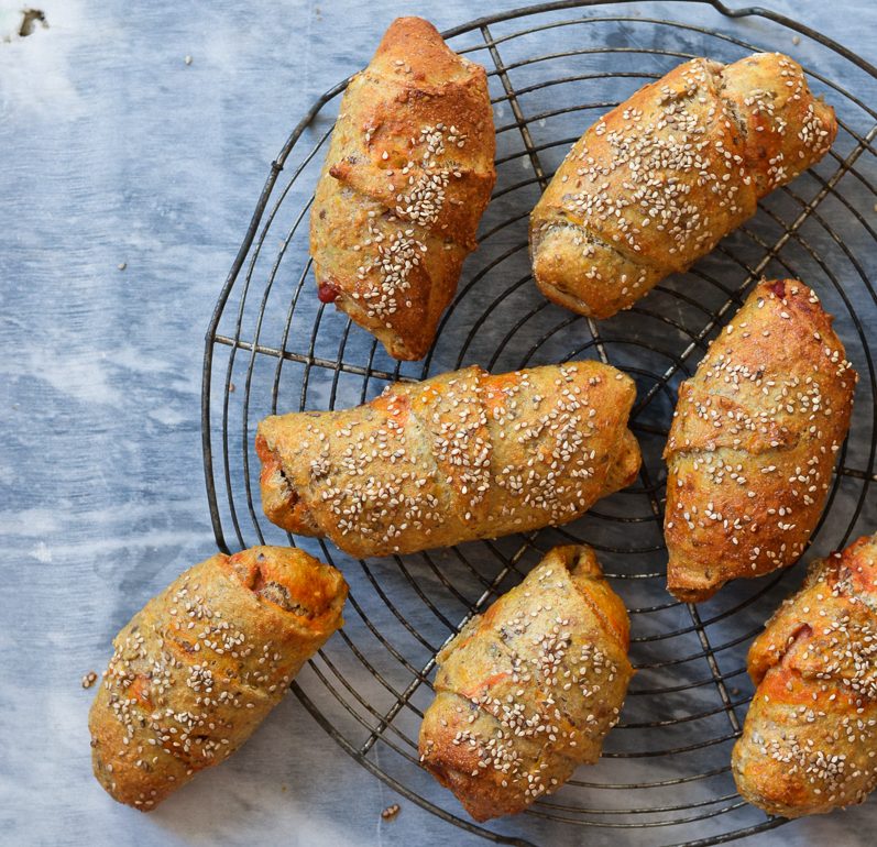 Sausage rolls filled with carrots, seeds and whole grains - a tasty love story